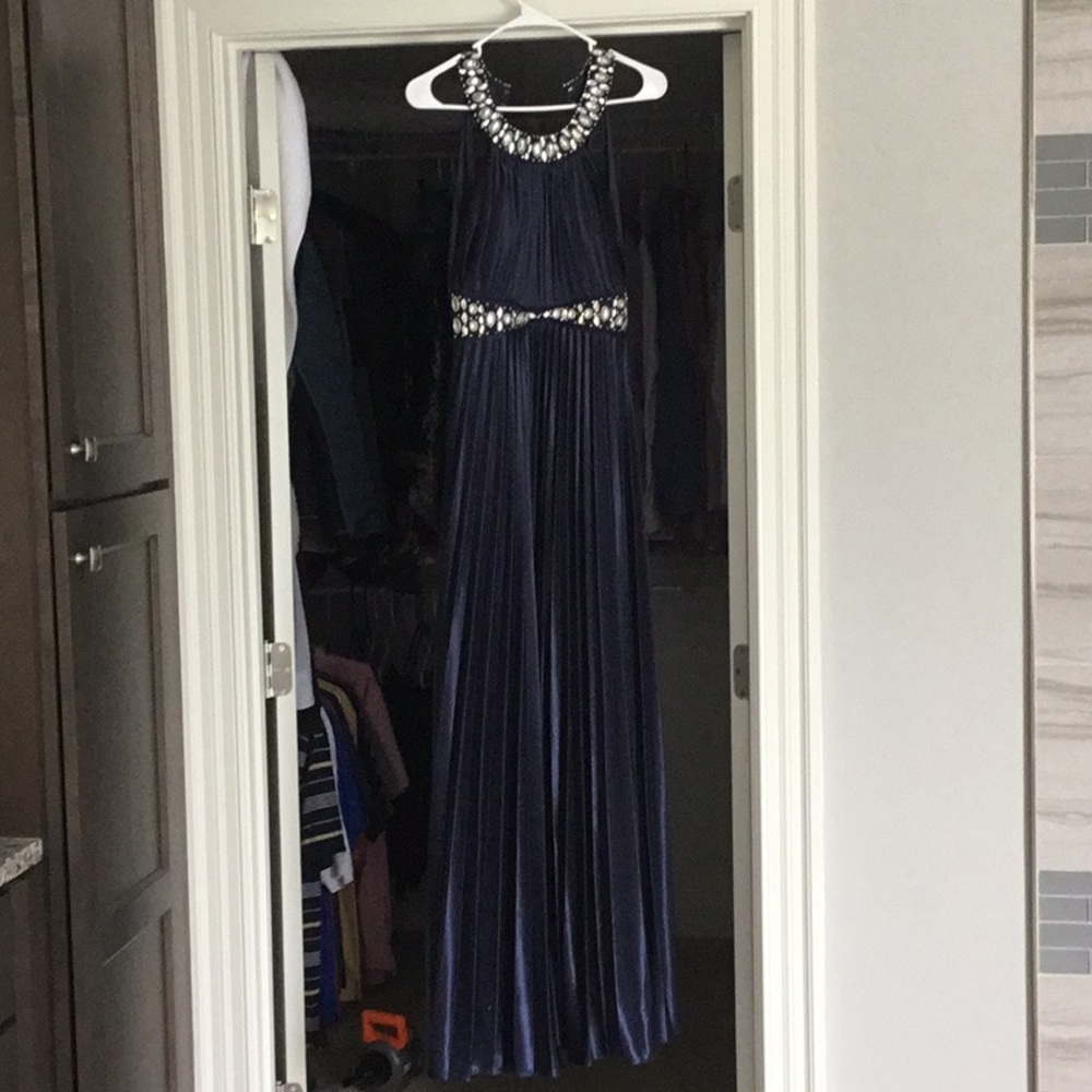 Formal Dress - Picture 2 of 4